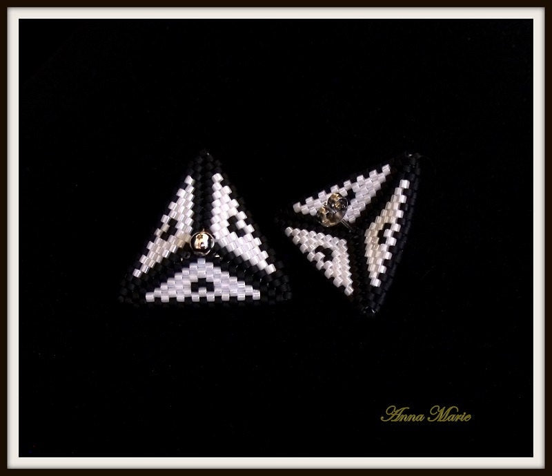 Delica Beaded Black and White Triangle Necklace Se
