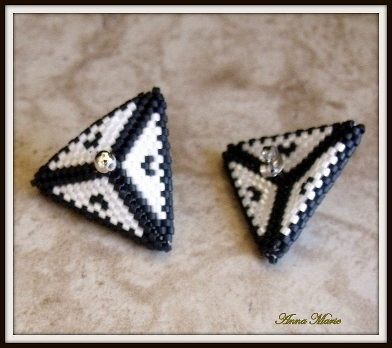 Delica Beaded Black and White Triangle Necklace Se